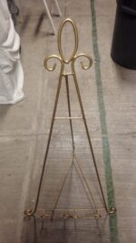 Metallic easel for mirror