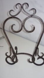 Metalic heart-shaped small easel