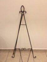 Metallic easel for chalkboards