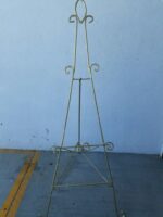 Metallic easel for chalkboards