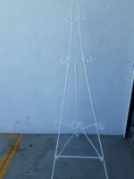 Metallic easel for chalkboards